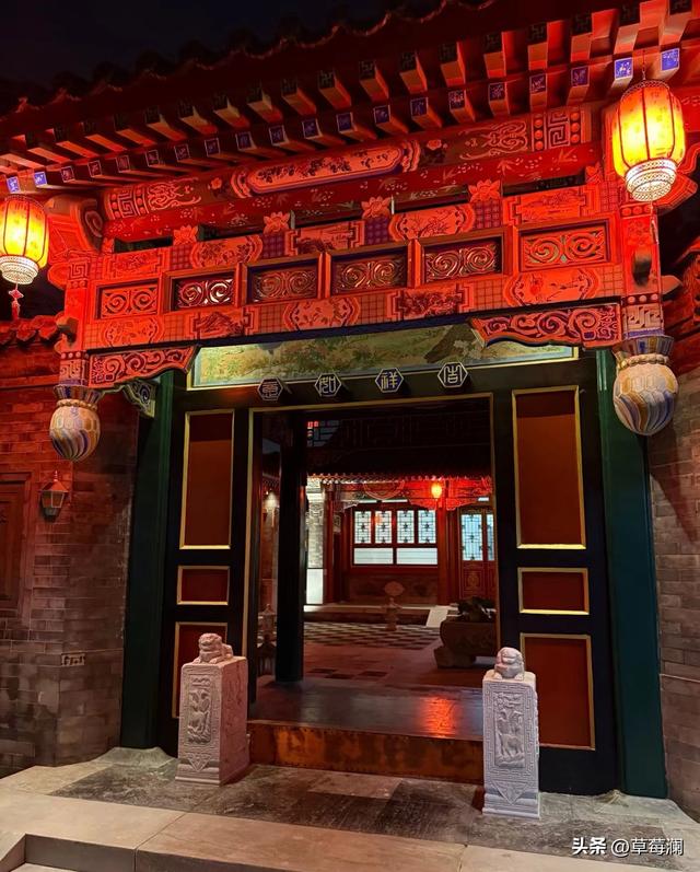 王诗龄晒自家北京小院，大半夜穿旗袍拍照，面无表情上演中式恐怖