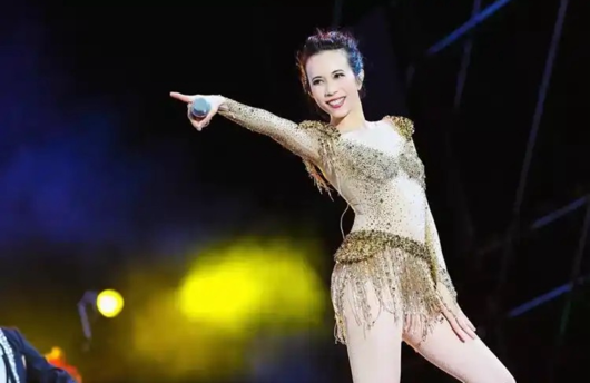 看到莫文蔚演唱会“衣不蔽体”后，才知道，郭德纲为何要说那句话