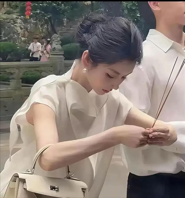 寺庙看到的一幕！好奇！她这么漂亮，这么富有，究竟还要祈求什么