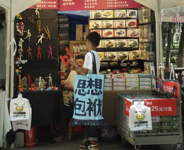 在地坛书市上，买书和买菜一样自然