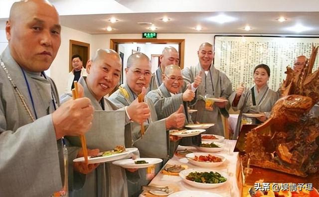 和尚们每天吃素，为何多是肥头大耳？看看他们的伙食就全都明白了