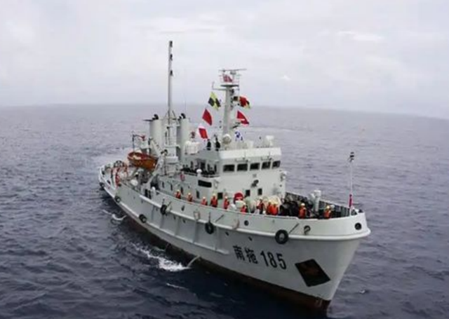 破船终于要被拖走了？中国拖船现身仁爱礁，菲律宾开出动武条件
