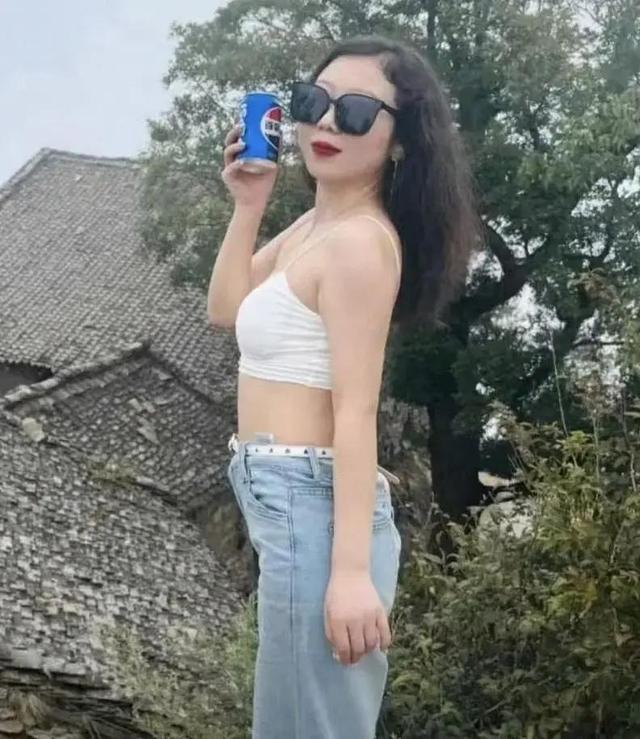 陕西女老师事件持续升温，知情者曝料：抽烟穿吊带，还有多位男友