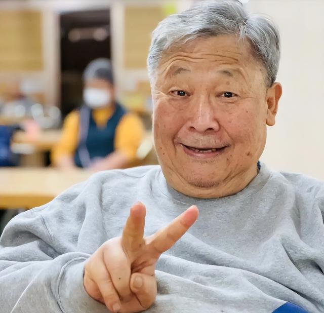 婚内出轨保姆还养情人，秦煌晚年凄凉住养老院，四个子女都不照顾