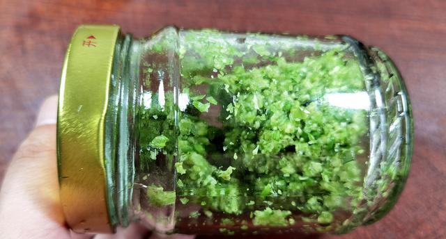 腌韭菜花，只放盐就错了，多加这3样，翠绿不变色，鲜香又入味！