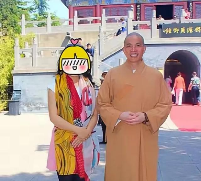 上任才2天，印乐法师和美女大量合影被扒，与释永信区别太明显！