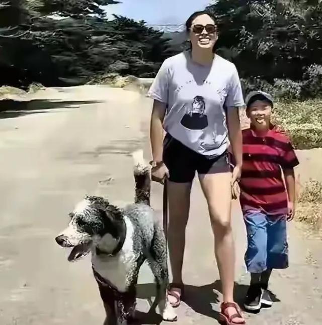 郎平女儿白浪在美国 和弟弟白帝同行 姐弟俩笑容灿烂 举止温柔很可爱