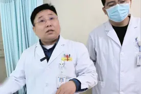 脊柱侧弯48度的男孩终于可以“坐直了”！千万别让脊柱侧弯毁了孩子的“脊梁”图片
