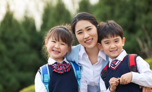 孩子在幼儿园过得好不好，爸妈不用使劲问，多观察4个信号就清楚