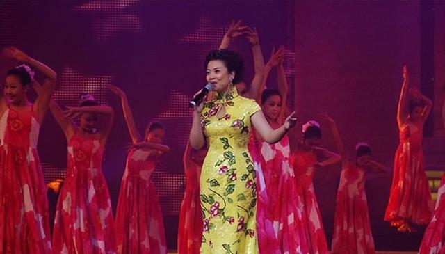 她从高烧到去世仅16天，演唱现场复发，后抢救无效离世
