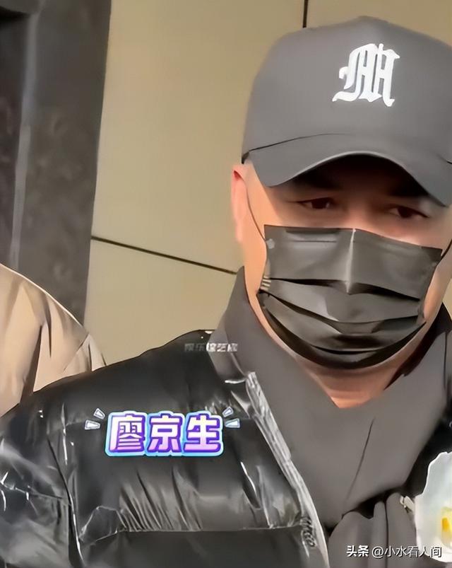 何晴葬礼今日举行！儿子捧骨灰遗像，落泪追忆母亲，许亚军没露面