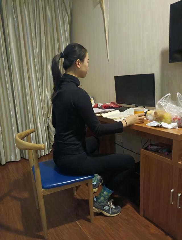 女民兵李思颖阅兵回家仅半天,母亲官宣其新身份,太牛了,全网恭喜