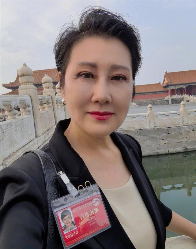 63岁张凯丽也没想到，因阅兵上的一个举动，轻松实现“口碑逆转”