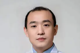 山西医科大学第一医院神经外科脊柱脊髓病区主任刘晓东教授坐诊长治二院神经外科博士创新站，开展坐诊、手术图片