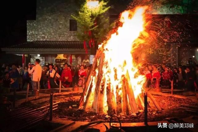 南宝山藏不住了！南宝山村糖会撞档羌历年，咖啡配羌舞，机器人都来跳沙朗