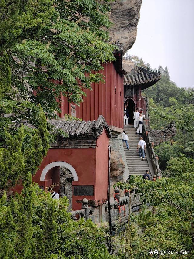 武当山意外之喜！雨中留宿南岩，邂逅古建与自然的绝配