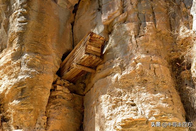 山西宁武石门悬棺：万仞崖龛藏古柩、千年石棺映翠岚