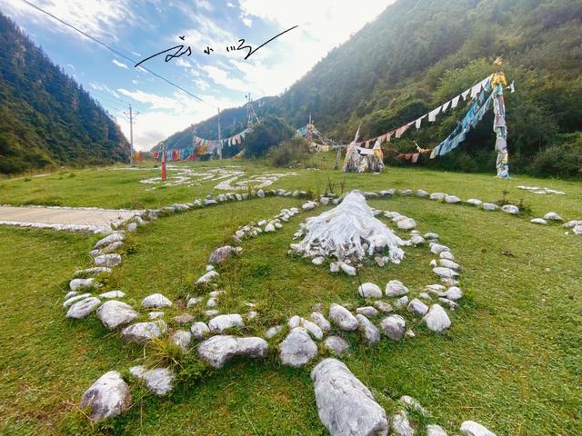 西藏昌都有个神奇道场：就在317国道旁，在此打坐能感应全世界？