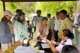 缅北腊戌移民局新规：严打“黑中介”，业务必须亲自办，民众叫好图片