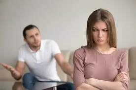 老婆和男闺蜜喝酒到凌晨1点，我去接她看到眼前的一幕，我跪下了图片