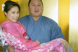 日本美女抢着嫁“大胖子”相扑手图什么？除了钱，有个“小秘密”图片