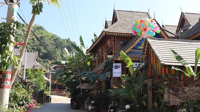 云南边境西双版纳，真正的千年古寨，当地村民还住在吊脚楼中