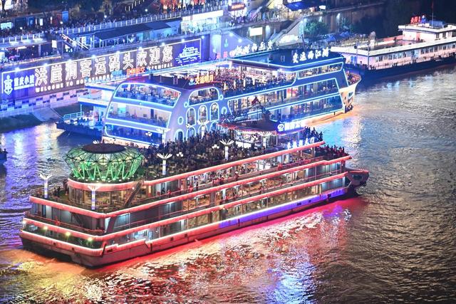 重庆成为国庆顶流目的地，从网红城市到文旅标杆的"山城密码"