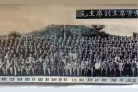 震撼！60年前毛主席刘主席周总理和元帅将军们与大比武官兵合影图片