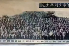 震撼！60年前毛主席刘主席周总理和元帅将军们与大比武官兵合影图片