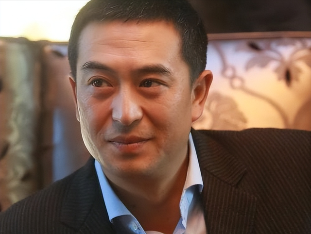钱再多有什么用！55岁张嘉译现状曝光！病情严重到连走路都站不直