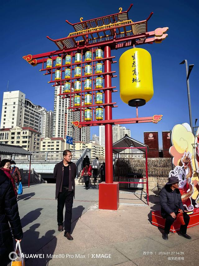 河里的冰随水流，冬天的冷还是浅了点……