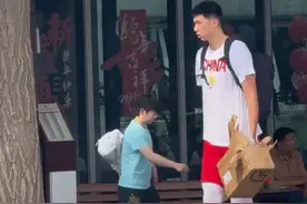 孙颖莎与2米26篮球中锋同框喜感十足，最萌身高差让网友直呼可爱图片