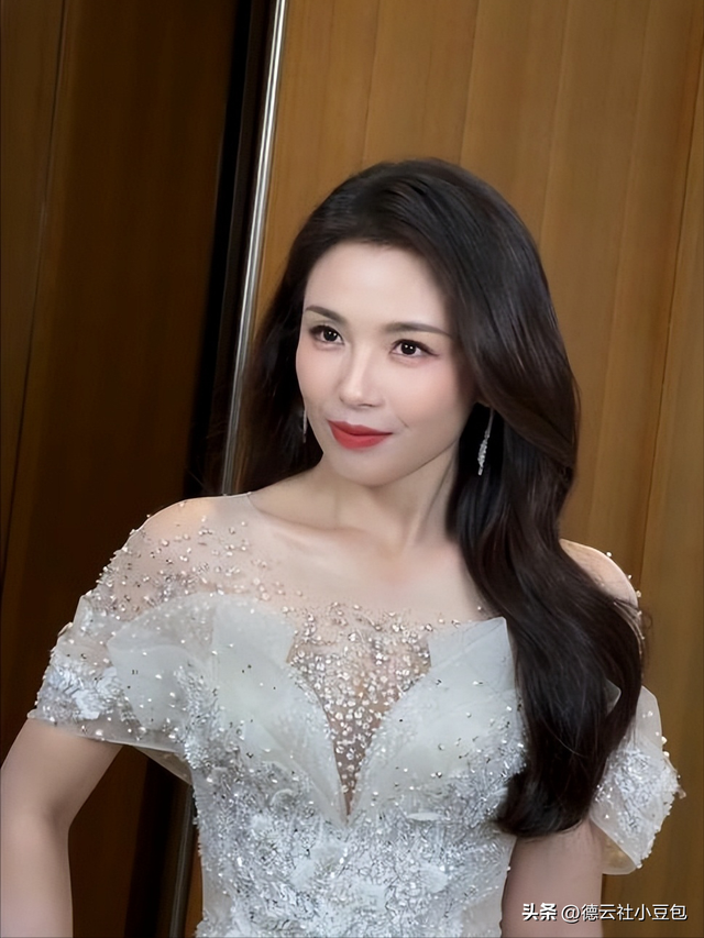 三亚冲浪李庄旗袍：刘涛47岁状态刷屏，谁还说中年不能灿烂？
