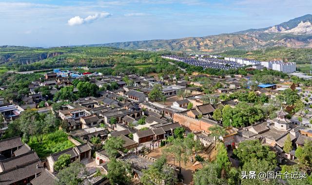山西介休：张壁古堡暑期旅游升温