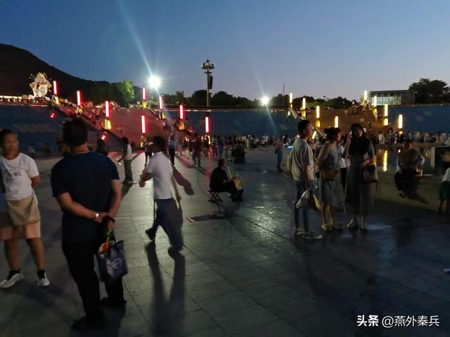 华清宫外的夜色，是文旅的尴尬，居民的闲娱，游客的懵逼