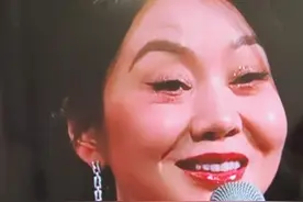 春晚高清镜头来了！53岁闫妮遇上55岁王菲，一眼看出谁是天然脸图片