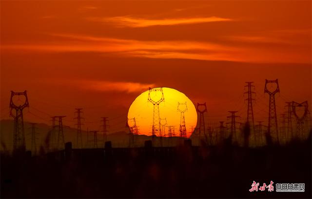 大漠深处落日圆 党河暮色醉敦煌