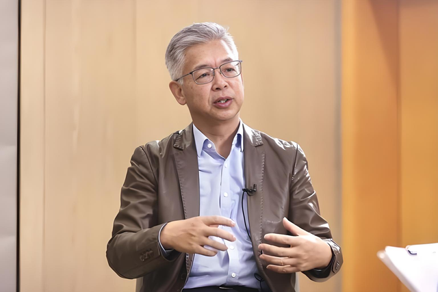 别再靠 “堆资源”！黄益平：全要素生产率才是经济新动力