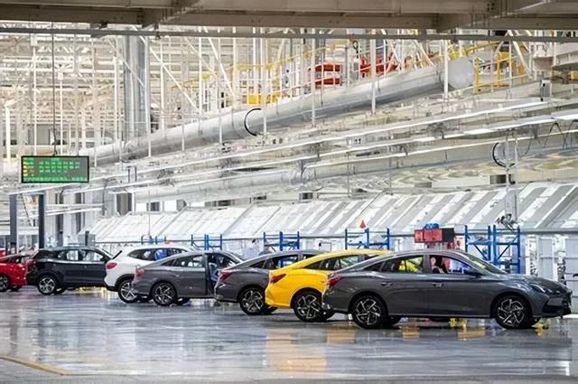 锂矿被卡、芯片告急！中国汽车供应链靠啥守住70%江山？