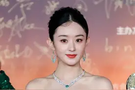 两张大合照，靠近C位的赵丽颖让大家看到了内娱的“希望”图片