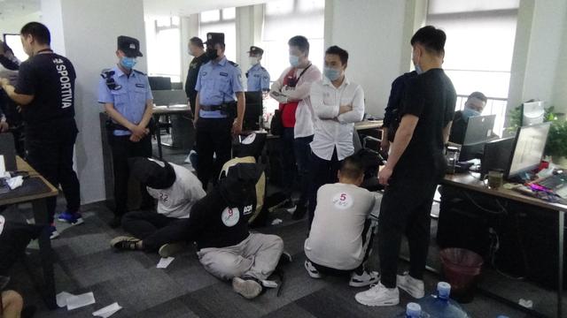 边境赌博有多可怕？女的裸体拍卖，男的生拔指甲，远比想象中可怕