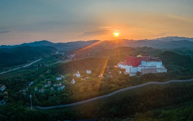大批老人涌入承德，打着旅游名义，不逛避暑山庄不看外八庙，为啥