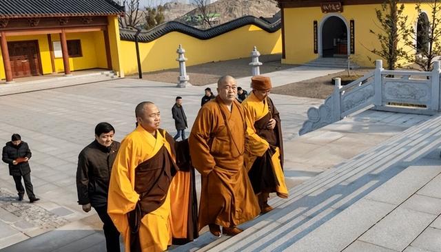 越扒越惊心！你根本想象不到释永信在少林寺的奢靡生活有多离谱？