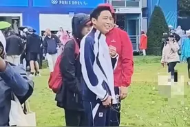 霍启刚夫妇巴黎闲逛，霍启山全程陪同，尊重嫂子拍照让晶晶站C位图片