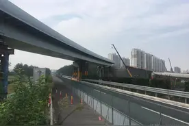 不影响桥下交通，扬州开发路东延快速化改造首个钢箱梁安装到位图片