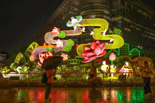 长安街沿线抗战胜利80周年主题花坛亮灯了！