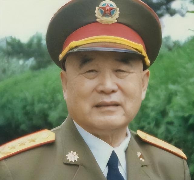 李德生刚上任北京军区司令，就对秘书说：我先到副司令员那报个到