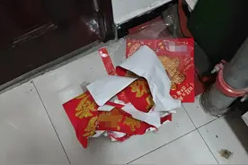 今天，我刚贴好的对联，就被邻居给撕下来了，扔的满地都是。图片