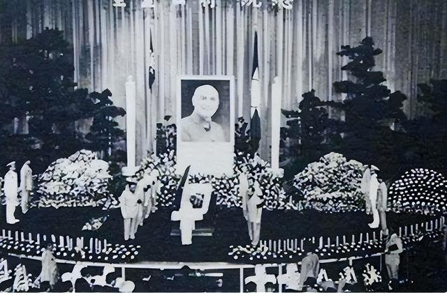 1965年，毛主席劝蒋介石回大陆，老蒋提出六个要求，毛主席：同意