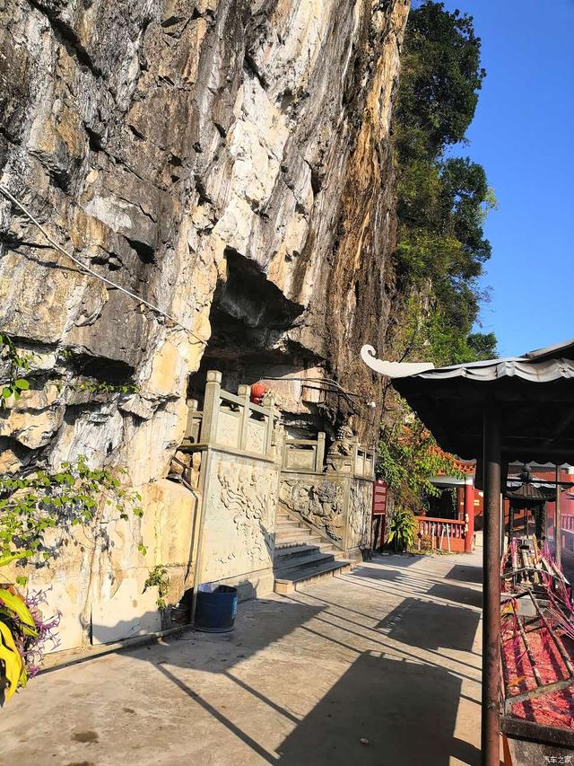 一半岩洞一半屋，广西灵阳寺